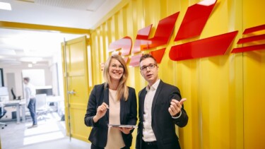 DHL Consulting Menschen Anzug Raum