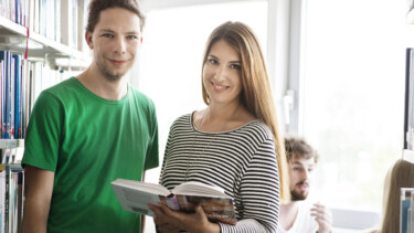 FH Wedel zwei Studenten in Bibliothek