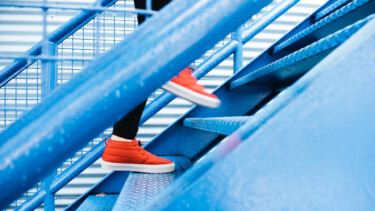 4 Schuhe Treppe [Quelle: unsplash.com, Autor: Lindsay Henwood]