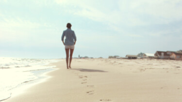 6 Strand Fußabdrücke [Quelle: unsplash.com, Autor: Zack Minor]