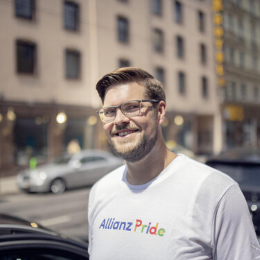 Foto von Sebastian Pawels, der seit 10 Jahren bei der Allianz tätig ist und sich dort mit Themen der LGBTQ+-Community auseinandersetzt.