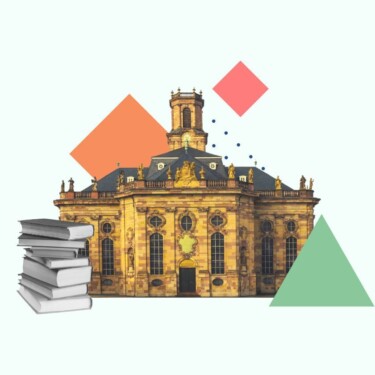 Die Ludwigskirche in Saarbrücken mit einem Stapel Bücher