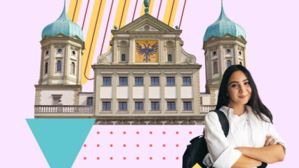 Studentin steht vor dem Augsburger Rathaus