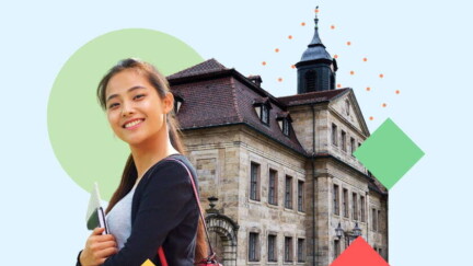 Studentin steht vor einem Haus in der Friedrichsstraße in Bayreuth