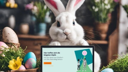 Osterhase sitzt vor einem Laptop mit der e-fellows.net-Website