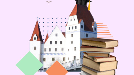Schloss bei Ingolstadt mit Doktorhut und einem Stapel Bücher