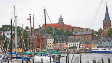 Der Hafen von Flensburg, im Hintergrund das Gebäude des Alten Gymnasiums und die Marienkirche.