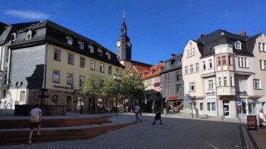 Stadtapotheke mit Stadtkirche St. Jakobus