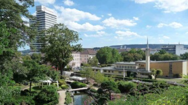 Rathaus von Kaiserslautern mit dem japanischen Garten.