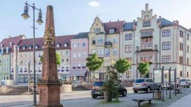 Der Marktplatz von Mittweida mit der Postsäule