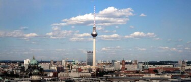 Berlin, Fernsehturm, Gebäude, Wolken [Quelle: pexels.com, Autor: Ingo Joseph]