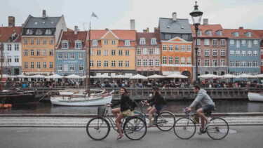 Dänemark Radfahren Häuser unsplash.com 1280x720 [Quelle: unsplash.com , Autor: Febiyan]