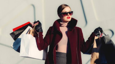 Frau, Sonnenbrille, Einkaufstaschen, reich [Quelle: unsplash.com, Autor: freestocks]