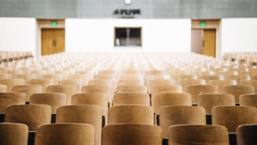 Hörsaal, Universität, Hochschule [Quelle: unsplash.com, Autor: Nathan Dumlao]