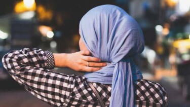 [Symbolbild: Junge Muslima mit Kopftuch © Artur Aldyrkhanov via unsplash.com]