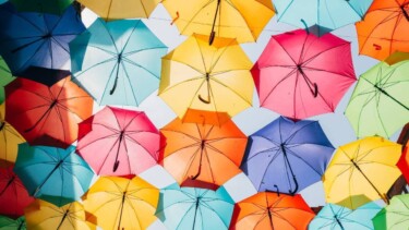 Regenschirme, Portugal, Sonne, bunt [Quelle: unsplash.com, Autor: Ricardo Resende]