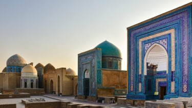 Am Registanplatz in Samarkand stehen historische islamische Bauten im Sonnenuntergang.