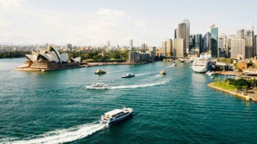Boot fährt auf die Skyline von Sydney zu
