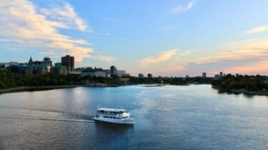 Boot fährt auf einem Fluss in Ottawa