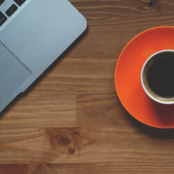 Laptop und Kaffee