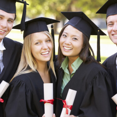 Graduation Uni Abschluss USA Talar [© Monkey Business – Adobe Stock]