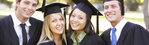 Graduation Uni Abschluss USA Talar [© Monkey Business – Adobe Stock]