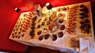 Ein kleines Fingerfood-Buffet mit zwei Tischlampen.