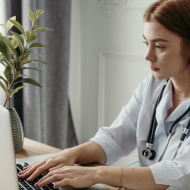 Eine junge Ärztin arbeitet am Laptop [Quelle: pexels.com]