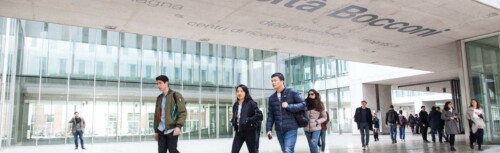 Studierende laufen auf dem Campus der Bocconi University