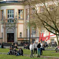 Campus der Bucerius Law School im Sommer.