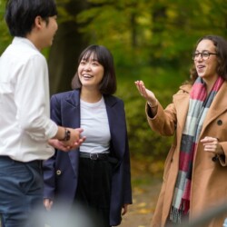 Drei Studierende der Copenhagen Business School unterhalten sich.