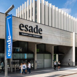 Eingang Esade Hochschule