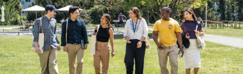 Sechs Studierende laufen gemeinsam über den Campus.