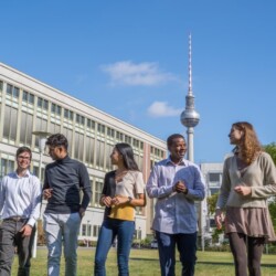 5 Personen unterhalten sich vor der ESMT