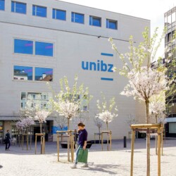 Campus Freie Universität Bozen im Frühling