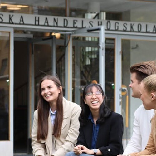 Studierende der Hanken School of Economics sitzen zusammen.