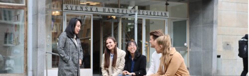 Studierende der Hanken School of Economics sitzen zusammen.