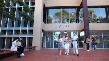 Eingang der Bond University von vorne.