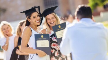 Absolventinnen der Bond University posieren für ein Foto.