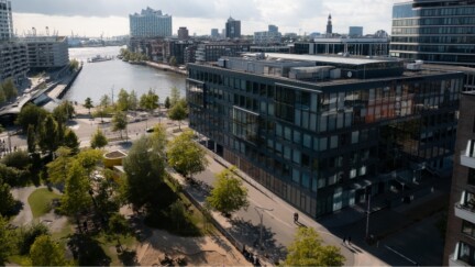 Ein Luftbild vom Campus der Kühne Logistics University. Im Hintergrund die Elbphilharmonie.