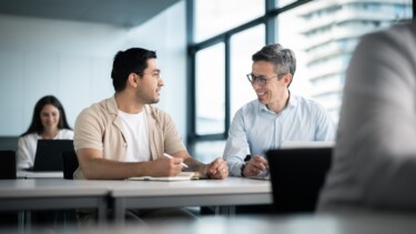 Zwei Studierende tauschen sich aus.