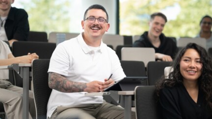 Studierende sitzen im Hörsaal und hören der Vorlesung zu.