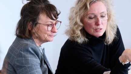 Studentinnen diskutieren gemeinsam vor dem Laptop