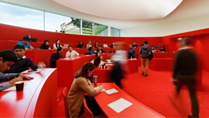 Ein Seminarraum der Mannheim Business School mit roten Tischen