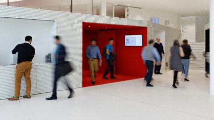 Studierende laufen über einen Gang.