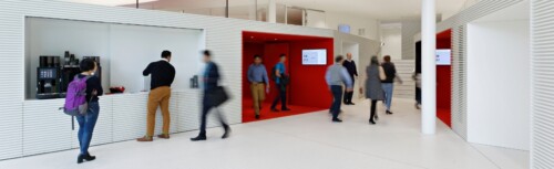 Studierende laufen über einen Gang.