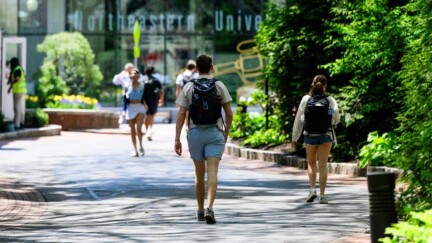 Studierende Laufen über den Campus.