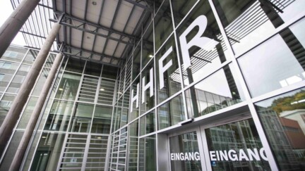 Die Glasfassade eines Gebäudes