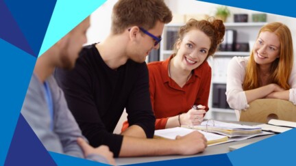 Vier Studierende lernen gemeinsam