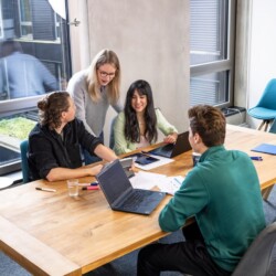 Studierende sitzen an einem Tisch